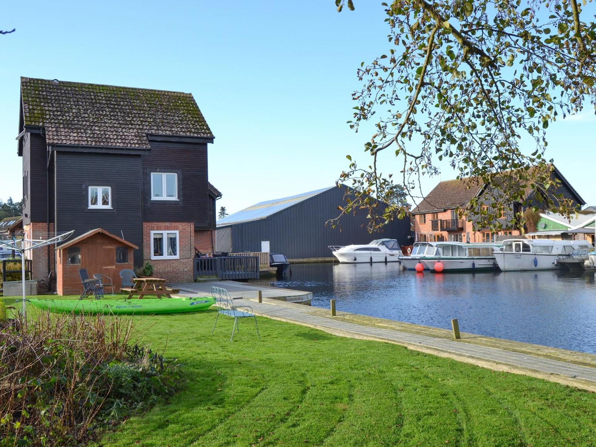 Villa Davids Island à Wroxham Extérieur photo